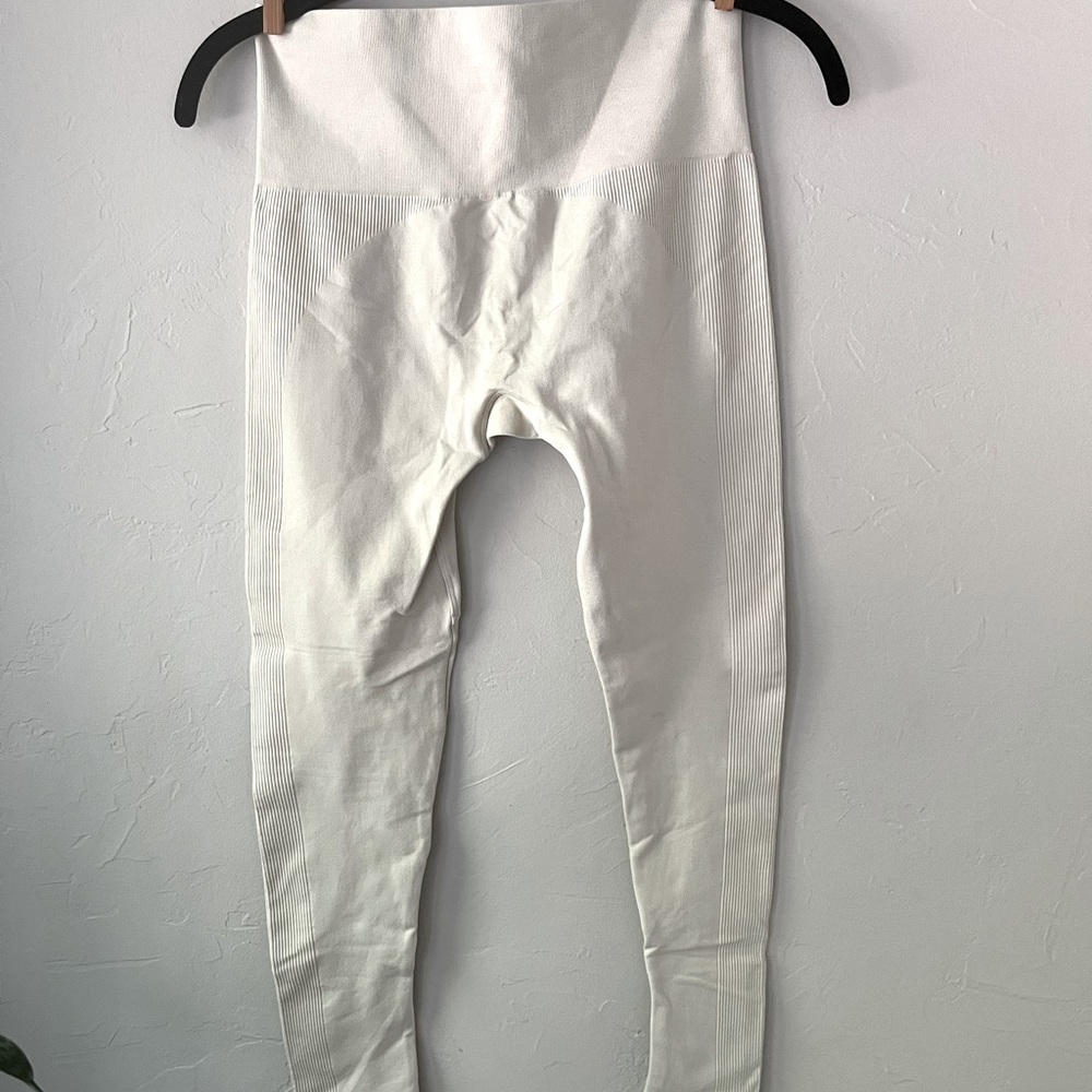 NEW SET ACTIVE SCULPTFLEX LEGGINGS IN OAT MILK S - Picture 4 of 6